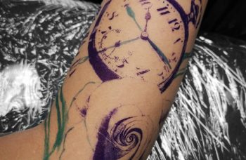 Freehand tetování + natištěné hodiny a růže